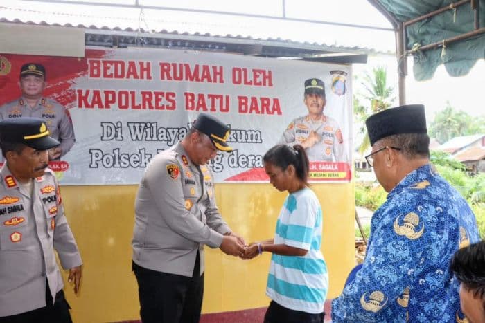 kapolres_batu_bara_serahkan_kunci_rumah_hasil_program_bedah_rumah_ke_warga_kurang_mampu_di_medang_deras