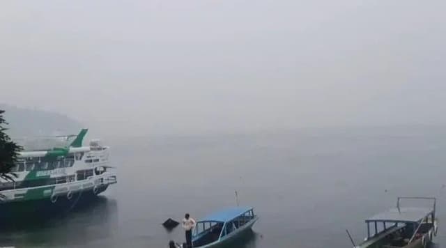 kabut_asap_selimuti_danau_toba_panorama_terganggu_dan_keselamatan_pelayaran_jadi_perhatian