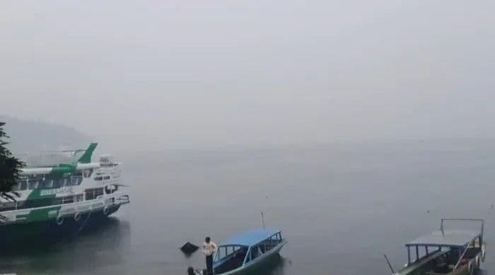 kabut_asap_selimuti_danau_toba_panorama_terganggu_dan_keselamatan_pelayaran_jadi_perhatian