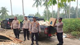 kapolres_batu_bara_bantu_material_bangunan_untuk_bangun_kembali_rumah_warsini_yang_roboh