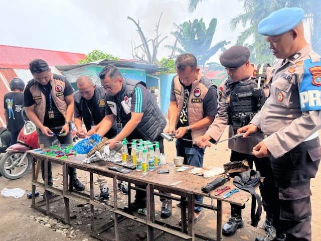 polisi_gerebek_sarang_narkoba_di_kutalimbaru_bandar_ditangkap_airsoft_gun_dan_sangkur_disita