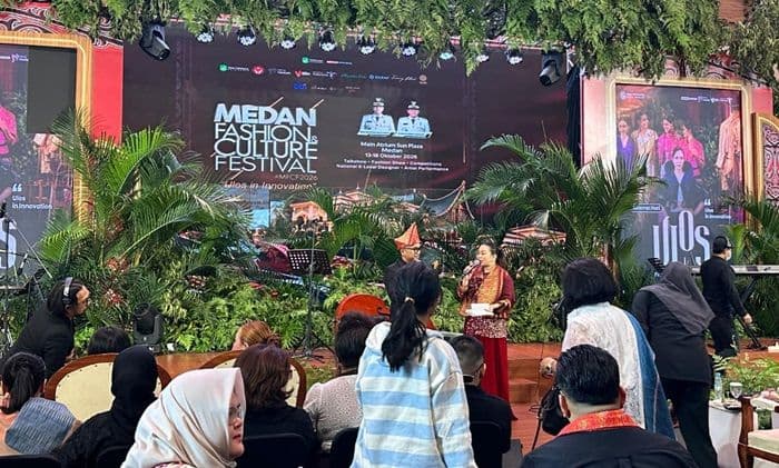 rico_waas_ajak_generasi_muda_lestarikan_ulos_di_medan_fashion_culture_festival_2026