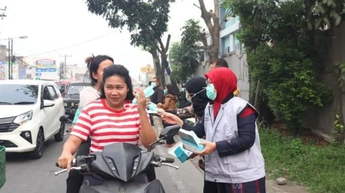 rsj_prof_ildrem_bagikan_masker_di_medan_untuk_antisipasi_dampak_kabut_asap