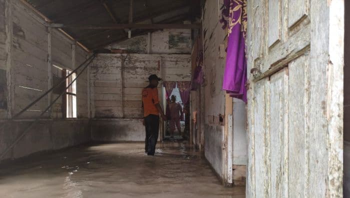 tanggul_sungai_sordang_jebol_90_rumah_di_bosar_maligas_terendam_banjir_