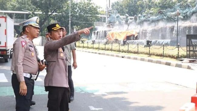 1963_polisi_kawal_aksi_buruh_di_monas_pengamanan_humanis_tanpa_senjata_api
