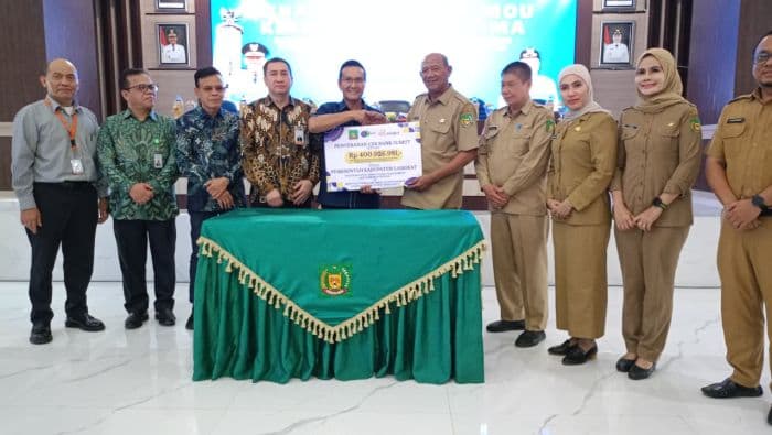 bank_sumut_serahkan_csr_ke_pemkab_langkat_senilai_rp400_juta