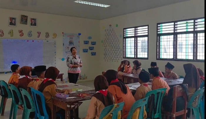 guru_kristen_mengajar_di_madrasah_apriyanti_tunjukkan_harmoni_di_tengah_perbedaan
