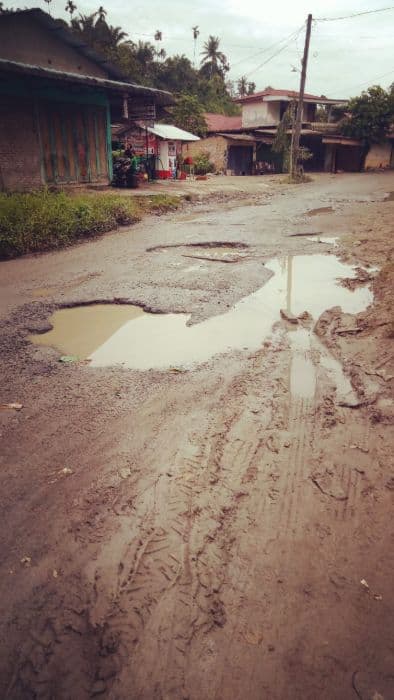 jalan_provinsi_di_desa_damak_maliho_rusak_parah_warga_minta_segera_diperbaiki