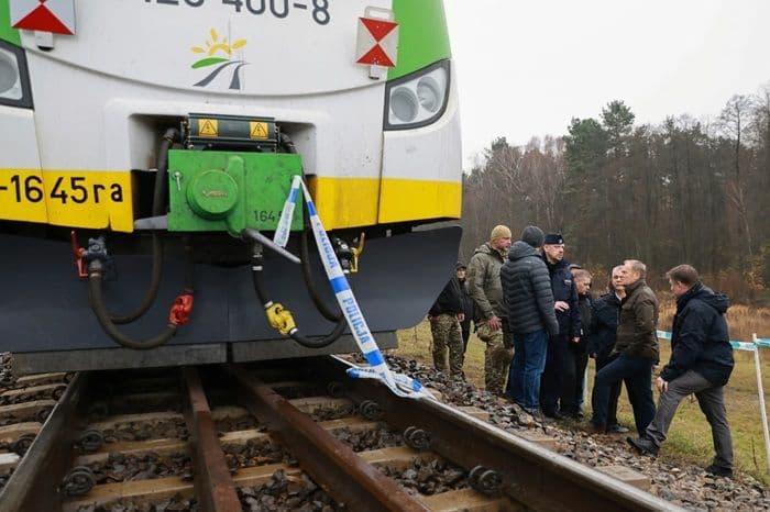 ledakan_hantam_jalur_kereta_warsawalublin_tusk_ini_aksi_sabotase