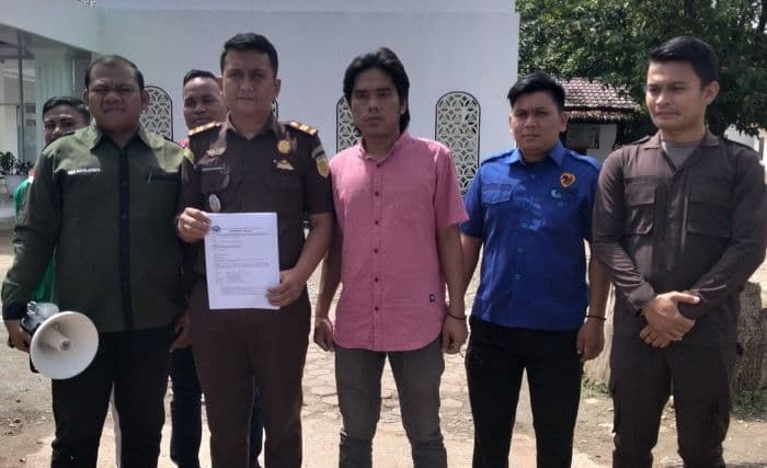 massa_desak_kejari_palas_periksa_kades_lubuk_bunut_atas_dugaan_korupsi_dana_desa