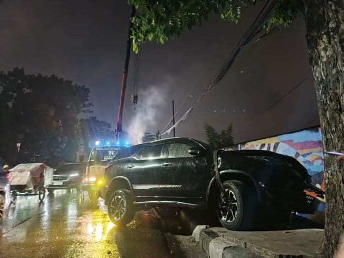 mobil_fortuner_tabrak_tiang_listrik_dan_trotoar_di_simpang_glugur_medan_