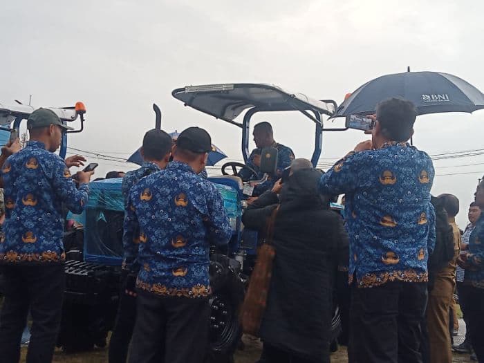 pemkab_serahkan_bantuan_alsintan_bagi_kelompok_tani_di_toba