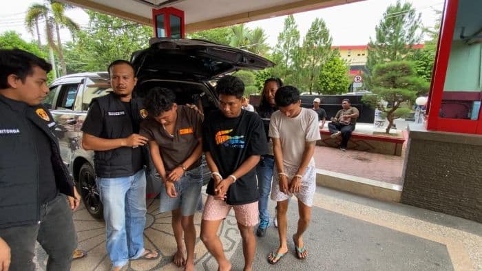 polda_sumut_tangkap_3_pelaku_begal_sadis_di_percut_sei_tuan_sepeda_motor_dan_parang_disita