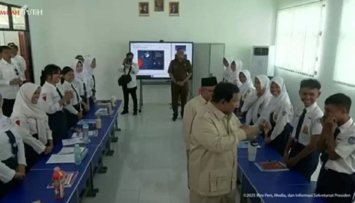 prabowo_resmikan_smartboard_di_smpn_4_bekasi_momen_boxing_bikin_siswa_tertawa