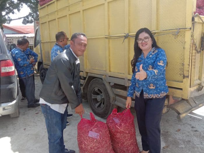 puluhan_kelompok_tani_di_toba_terima_bantuan_bibit_bawang_merah