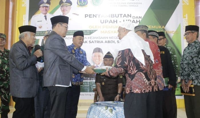 wakil_wali_kota_tebing_tinggi_hadiri_penyambutan_kajari_baru_satria_abdi_