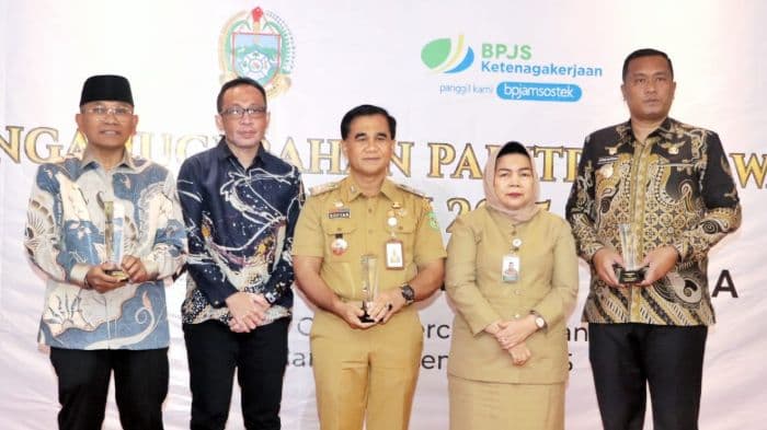 bupati_simalungun_terima_paritrana_award_2025_sumut