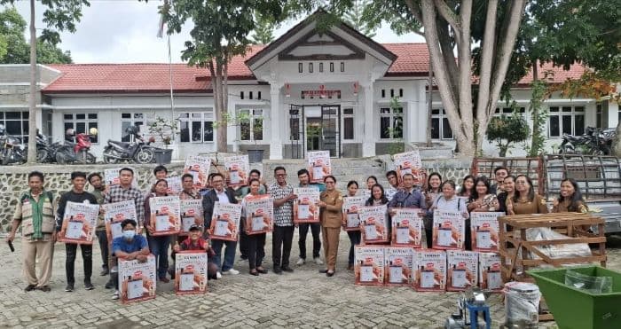 dinas_ketahanan_pangan_dan_pertanian_samosir_serahkan_hadiah_lomba_championship_petani_milenial