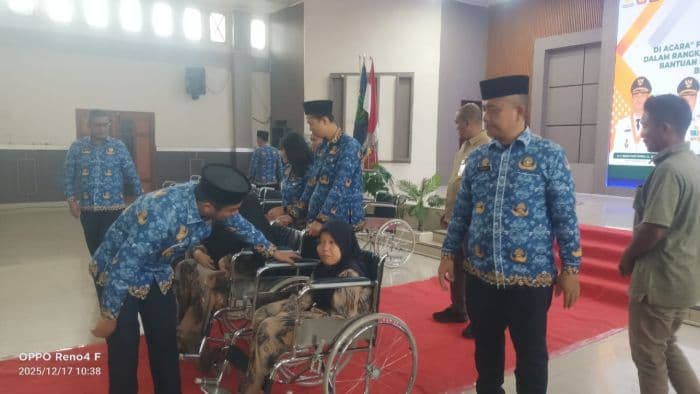 dinsos_labura_serahkan_alat_bantu_untuk_30_disabilitas