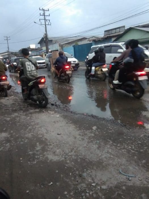 jalan_marelan_raya_rusak_parah_pascabanjir_pengguna_jalan_keluhkan_banyak_lubang