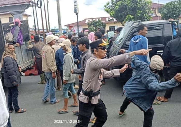 kasus_lempar_polisi_saat_unjuk_rasa_berkas_12_warga_parbuluan_vi_dilimpahkan_ke_kejari_dairi