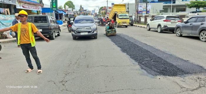kualitas_aspal_tambal_sulam_di_jalan_protokol_sidikalang_jadi_sorotan_warga_dairi
