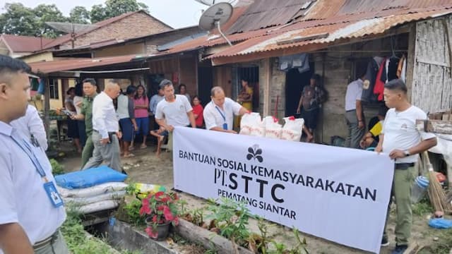 pt_sttc_tebar_kasih_natal_dan_tahun_baru_salurkan_beras_ke_warga_dan_panti_asuhan