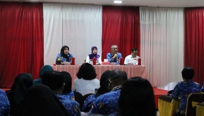sekda_tebing_tinggi_buka_bimtek_posyandu_koordinasi_2025_jadi_ajang_evaluasi_