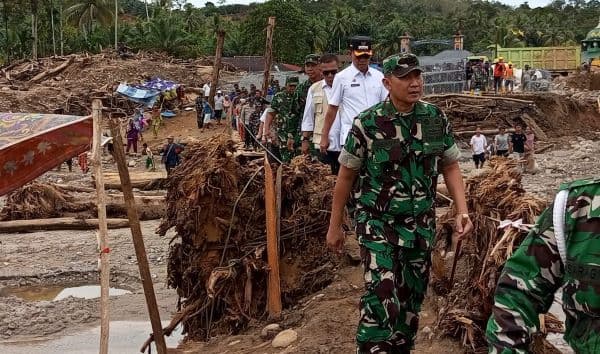 tinjau_dampak_banjir_garoga_pangdam_ibb_lintasi_jembatan_sementara_dari_gelondongan_kayu