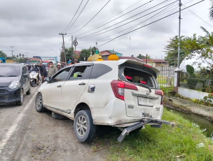 toyota_sigra_tabrakan_dengan_truk_kontainer_di_jalinsum_medanlubuk_pakam