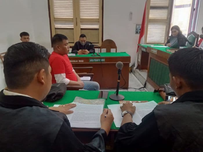 zul_iqbal_terdakwa_kasus_penganiayaan_anak_tiri_minta_bebas_ph_soroti_perubahan_dakwaan_jpu