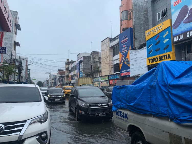 diguyur_hujan_jalan_sutomo_banjir_dan_macet