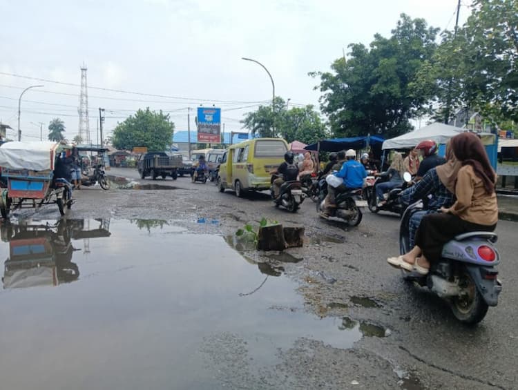 jalan_utama_menuju_pelabuhan_belawan_rusak_parah_pengguna_jalan_keluhkan_lambannya_perbaikan