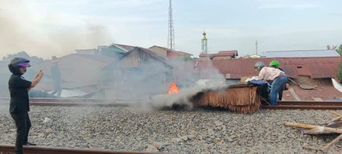 gerebek_gubuk_bantaran_rel_di_desa_tembung_polisi_amankan_enam_orang