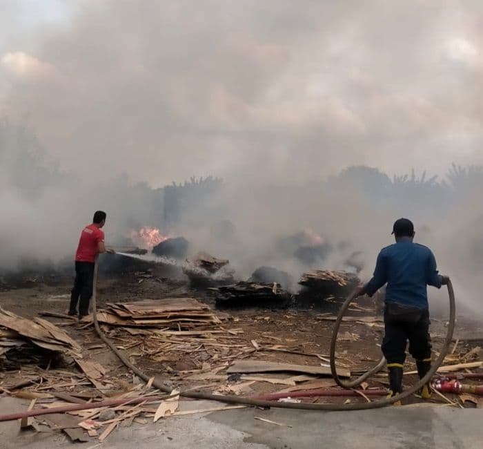 pabrik_triplek_di_tanjung_morawa_terbakar_api_sulit_dipadamkan_lebih_dua_jam