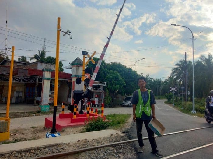 perlintasan_kini_dijaga_pak_ogah_pasca_insiden_truk_pisang_ditabrak_ka_di_kisaran