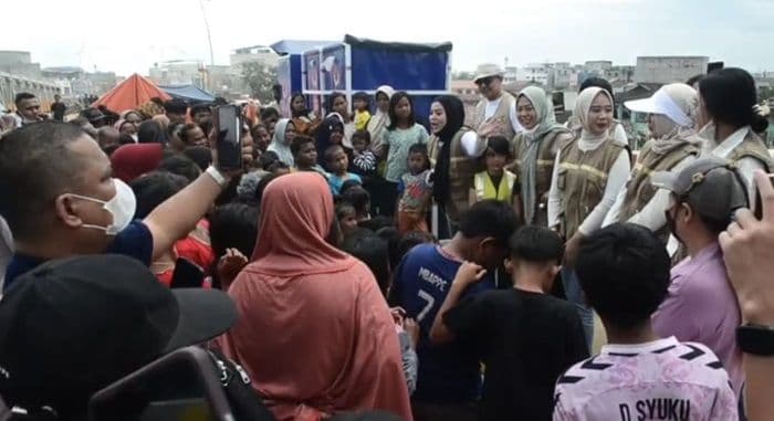 relawan_guru_dari_medan_hibur_anak_korban_banjir_aceh_tamiang