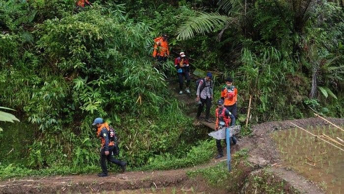 serpihan_pesawat_atr_42500_ditemukan_tim_sar_fokus_cari_korban_selamat