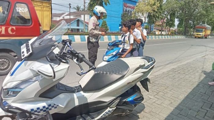 bonceng_tiga_dan_pakai_knalpot_blong_pelajar_di_lubuk_pakam_terjaring_operasi