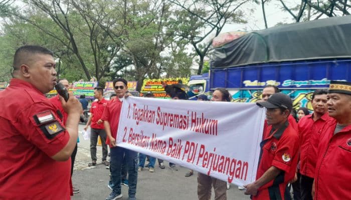 aksi_kader_pdip_serbu_kejati_sumut_tuntut_kepastian_hukum_rapidin_simbolon