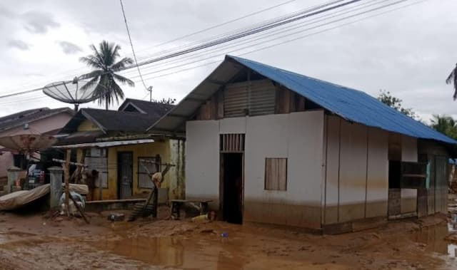 banjir_dan_longsor_susulan_di_tapteng_ribuan_warga_terpaksa_mengungsi