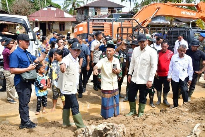 banjir_susulan_tapteng_gubsu_bobby_nasution_tinjau_badiri_dan_janjikan_perbaikan_sungai_lopian