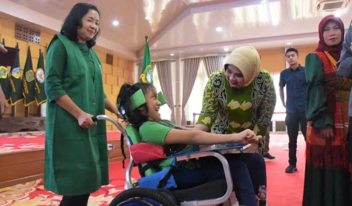 deli_serdang_terima_20_kursi_roda_adaptif_untuk_anak_dari_pemprov_sumut_