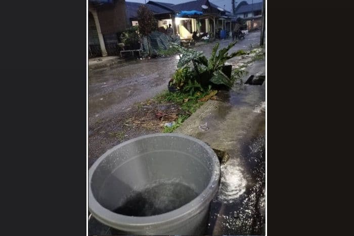 hari_keenam_air_pdam_sibuntuon_mati_warga_bertahan_andalkan_hujan
