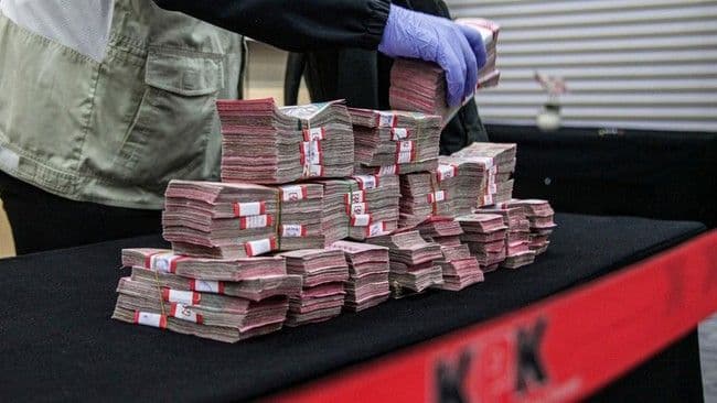 kpk_sita_rp5_miliar_dari_lima_koper_di_rumah_aman_ciputat_terkait_kasus_bea_cukai