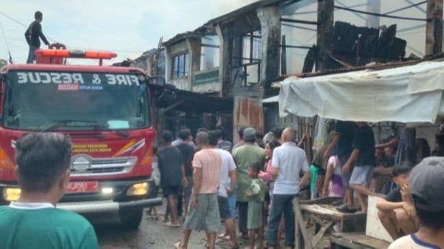 diduga_korslet_pasar_pekan_labuhan_terbakar