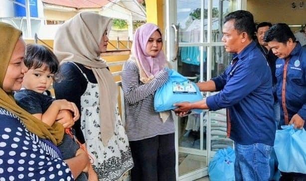 sambut_ramadan_warung_apresiasiiwo_batu_bara_salurkan_150_paket_sembako