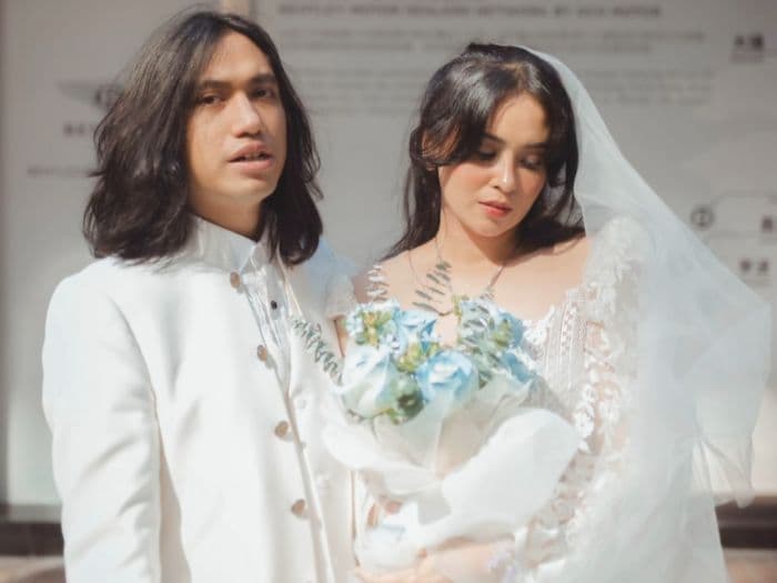 sempat_dirahasiakan_aktris_ayushita_dipersunting_bassis_barasuara