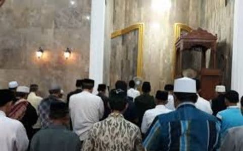 sholat_tarawih_dimulai_jam_berapa_ini_waktu_pelaksanaan_yang_benar_selama_ramadhan
