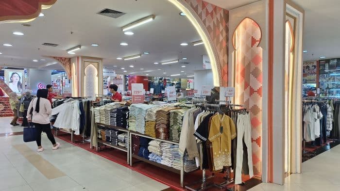 antusiasme_warga_medan_belanja_baju_lebaran_di_mall_belum_terlihat